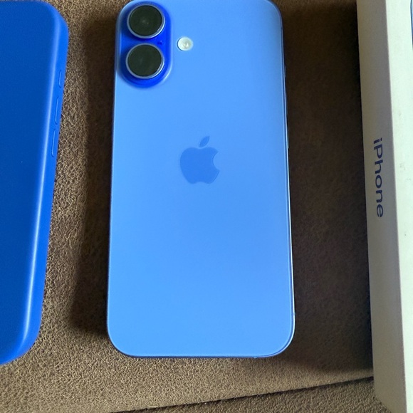 iPhone 16 Ultra Marine - Picture 3 of 5